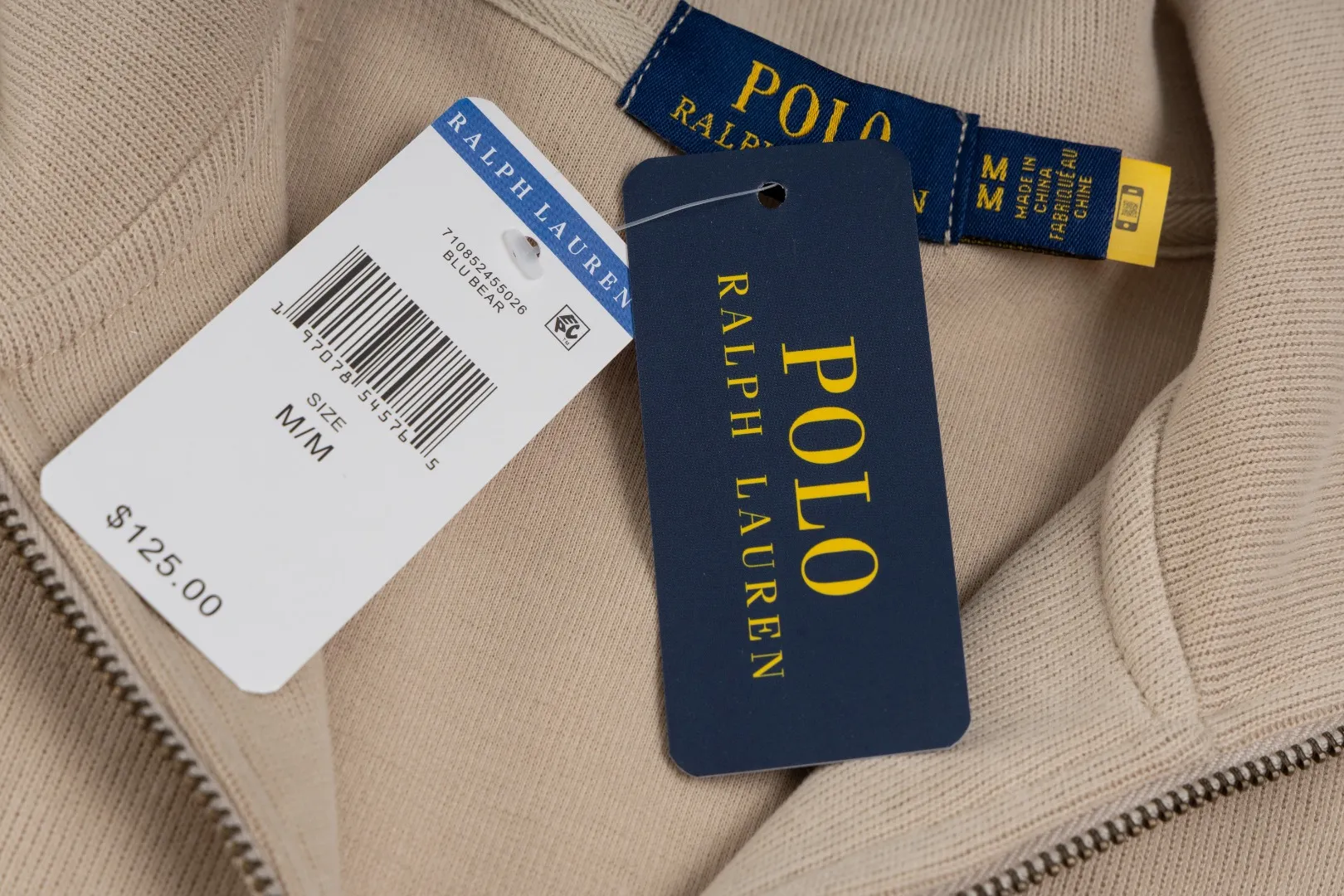 P230 #R97 Ralph lauren twelve-color embroidered pony logo half-zip high-neck long-sleeved knitted sweatshirt. The same style for men and women. New autumn sweatshirts for couples are here! This kind of sweatshirt is really popular this year, even more popular than the hooded sweatshirt. Open the zipper and it can be used as a large lapel, which makes it more fashionable. The color of the classic design of the little war horse on the chest is matched with the embroidery. The simple zipper design echoes the brand logo, so you don’t need to match too much. The sweater version is loose enough! The fabric is custom-woven and dyed 100 cotton. 320g high gram weight 100% cotton knitted cotton with a certain thickness. The fabric is soft and comfortable, and the three-dimensional fabric is full of texture. The stitching is three needles and five threads, which is beautiful and strong. The pattern is also good. Although it is loose, it does not look bulky! - It is not a popular color scheme on the street. The color is pure and highly recommended. The upper body has a particularly high rate of turning heads. Loose style. Big drop shoulder OS style. Same style for men and women. Couple wear. Versatile and practical! Color: Gray, navy, khaki, green label, oatmeal brown label, apricot, black, army green, burgundy, pink, dark gray, light blue, white. Size: S M L XL Length: 70/72/74/76 Bust: 53.5/55.5/57.5/58.5 Shoulder width: 44/45/46/47 Sleeve length: 61/62/63/64